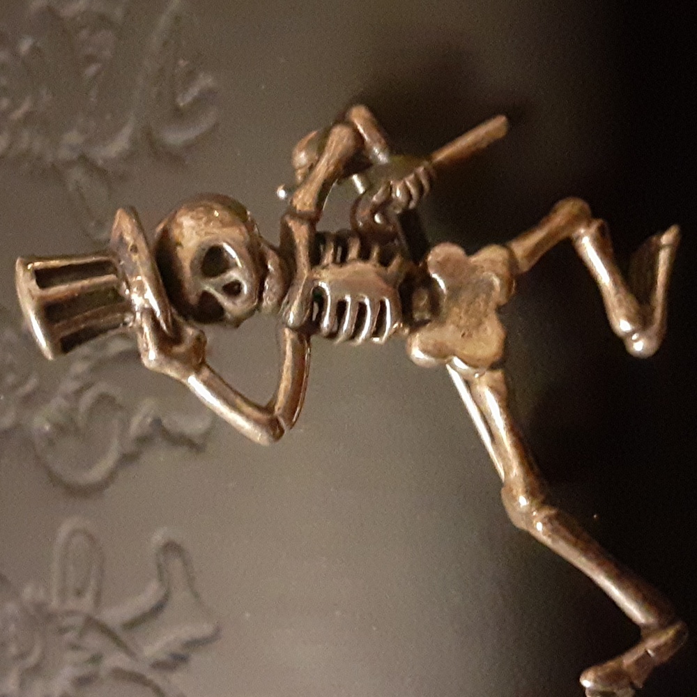 Grateful Dead "skeleton w/top hat and cane" silver pin,rare,stamped 925 on back